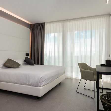 J44 Lifestyle Hotel 리도 디 예솔로 외부 사진 A room at the hotel