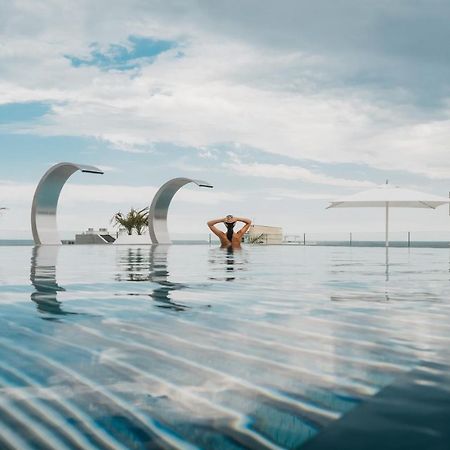 J44 Lifestyle Hotel 리도 디 예솔로 외부 사진 Infinity pool at the hotel