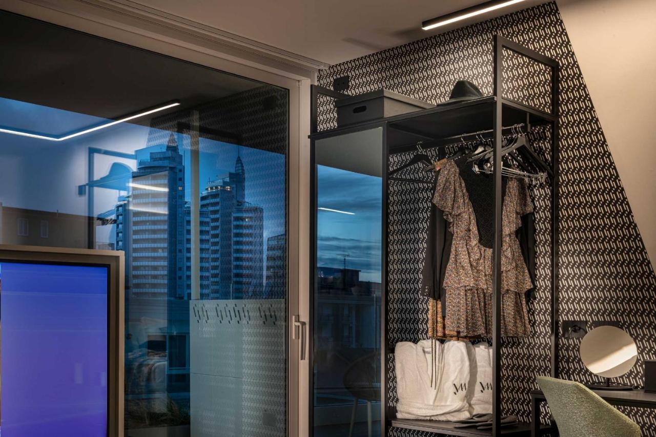 J44 Lifestyle Hotel 리도 디 예솔로 외부 사진 A wardrobe lift