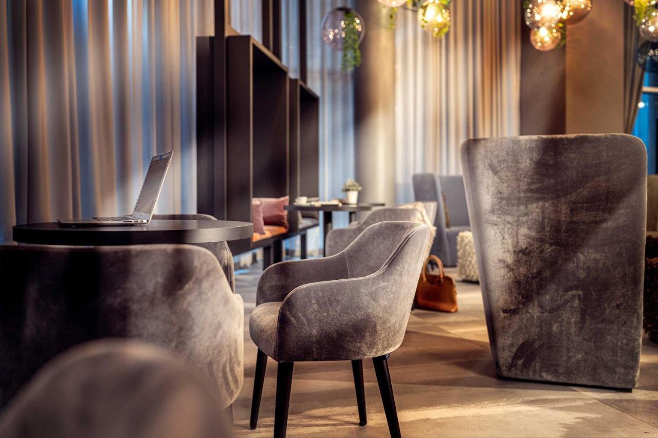 J44 Lifestyle Hotel 리도 디 예솔로 외부 사진 The lounge at the airport