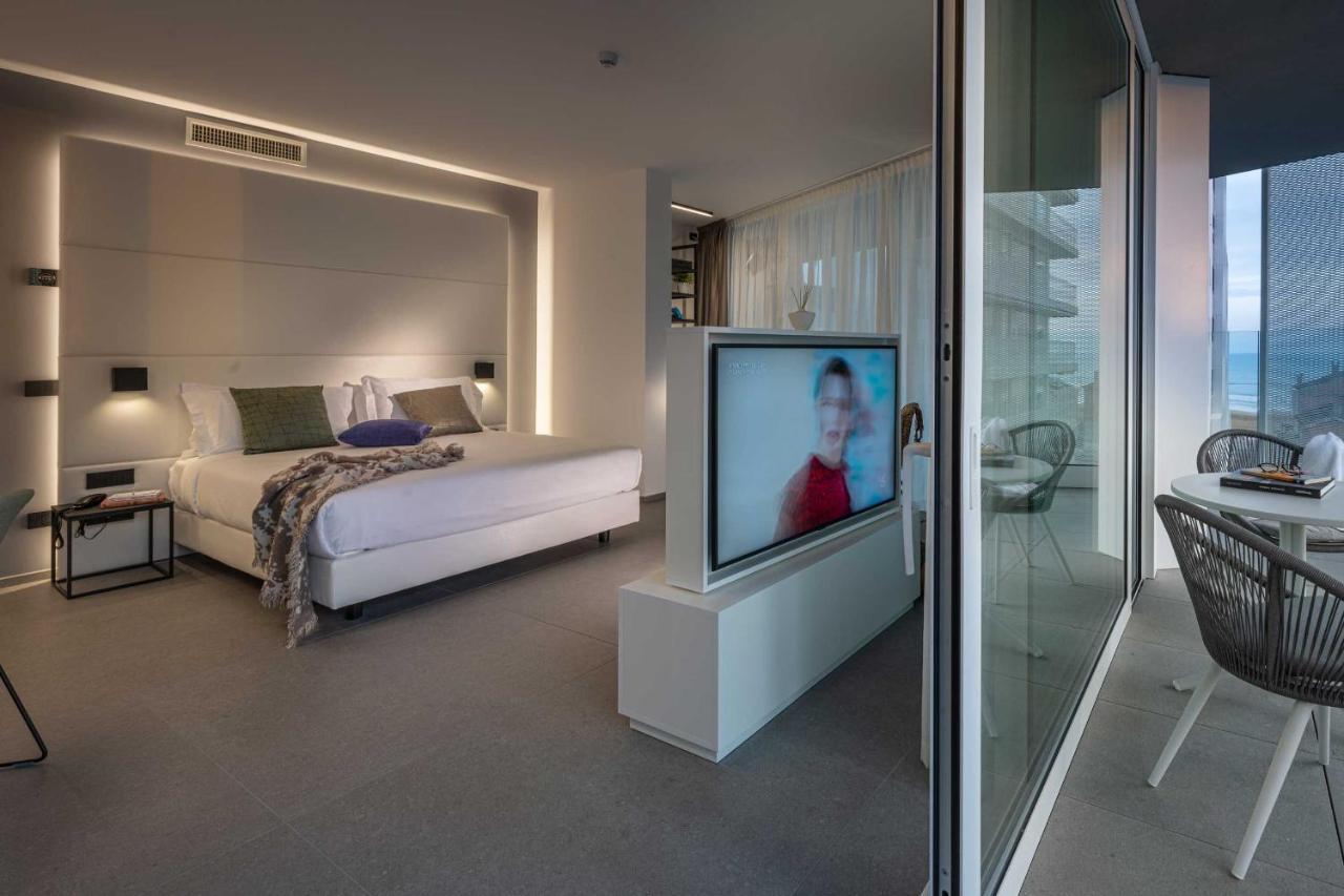 J44 Lifestyle Hotel 리도 디 예솔로 외부 사진 A suite at the hotel
