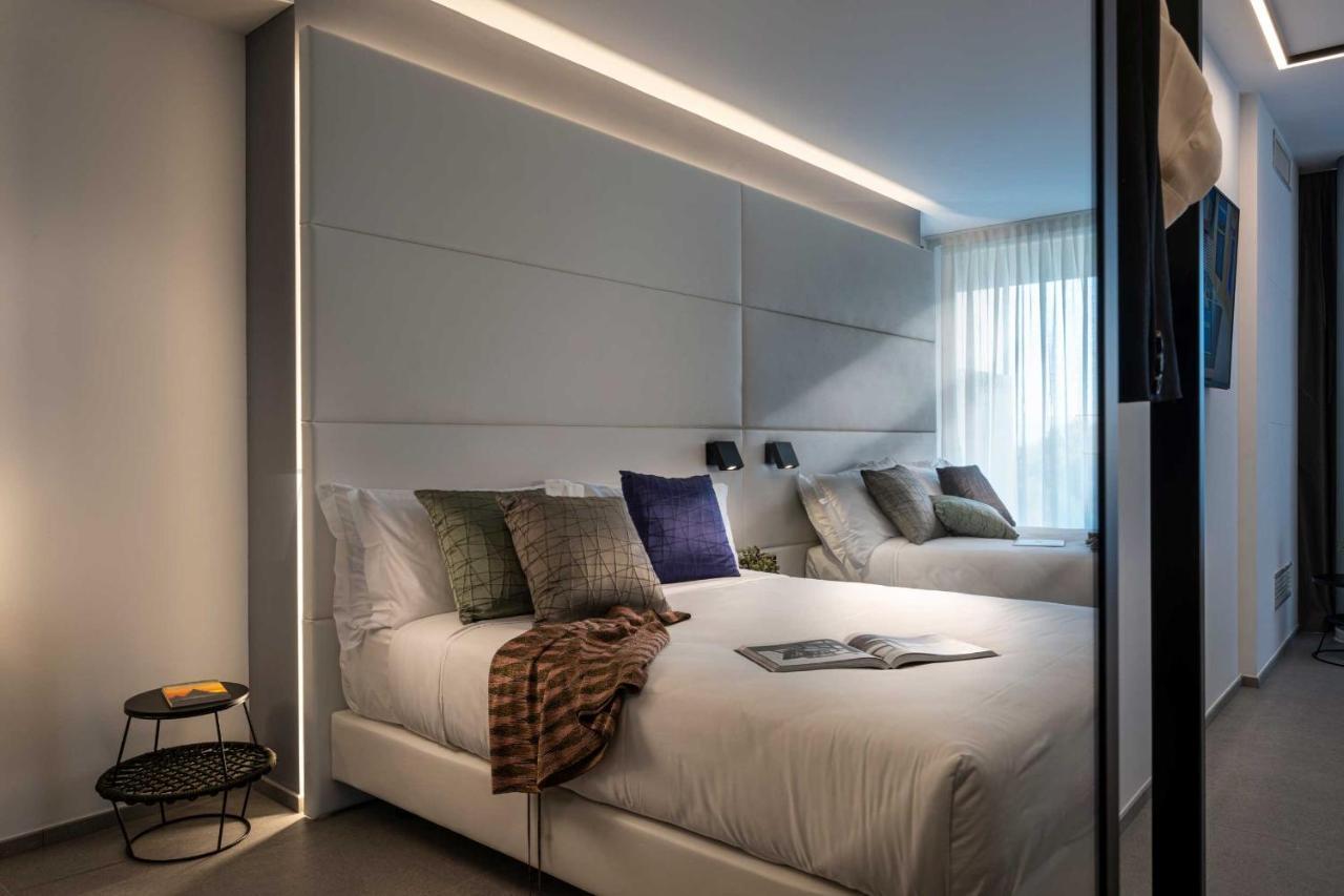 J44 Lifestyle Hotel 리도 디 예솔로 외부 사진 A room at the hotel