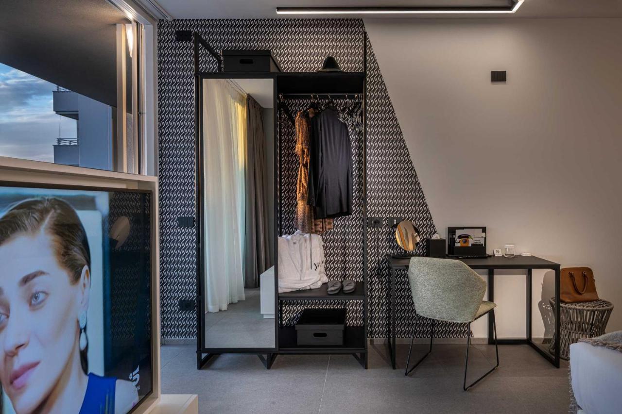 J44 Lifestyle Hotel 리도 디 예솔로 외부 사진 The interior of a medical practice in the UK