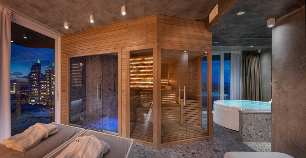 J44 Lifestyle Hotel 리도 디 예솔로 외부 사진 A modern Finnish sauna