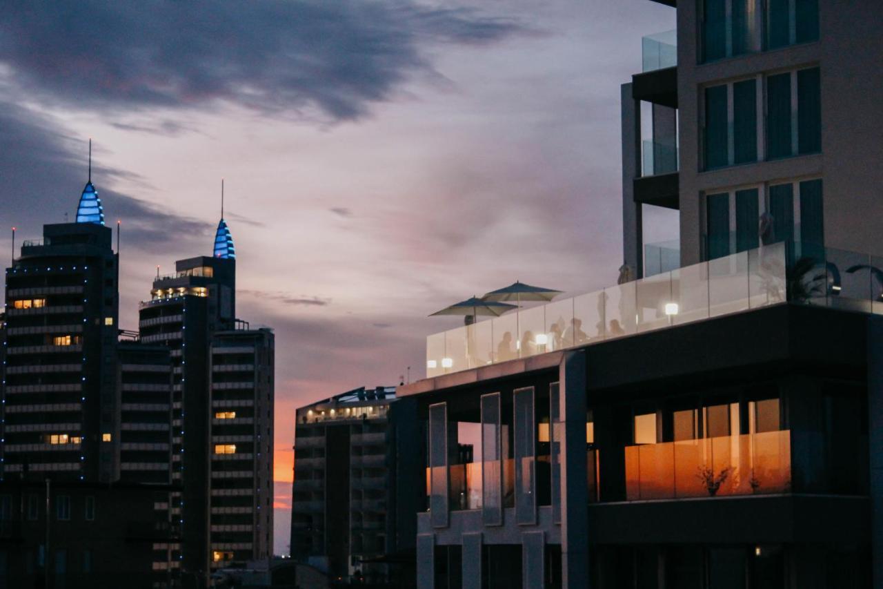 J44 Lifestyle Hotel 리도 디 예솔로 외부 사진 The rooftop pool at the hotel