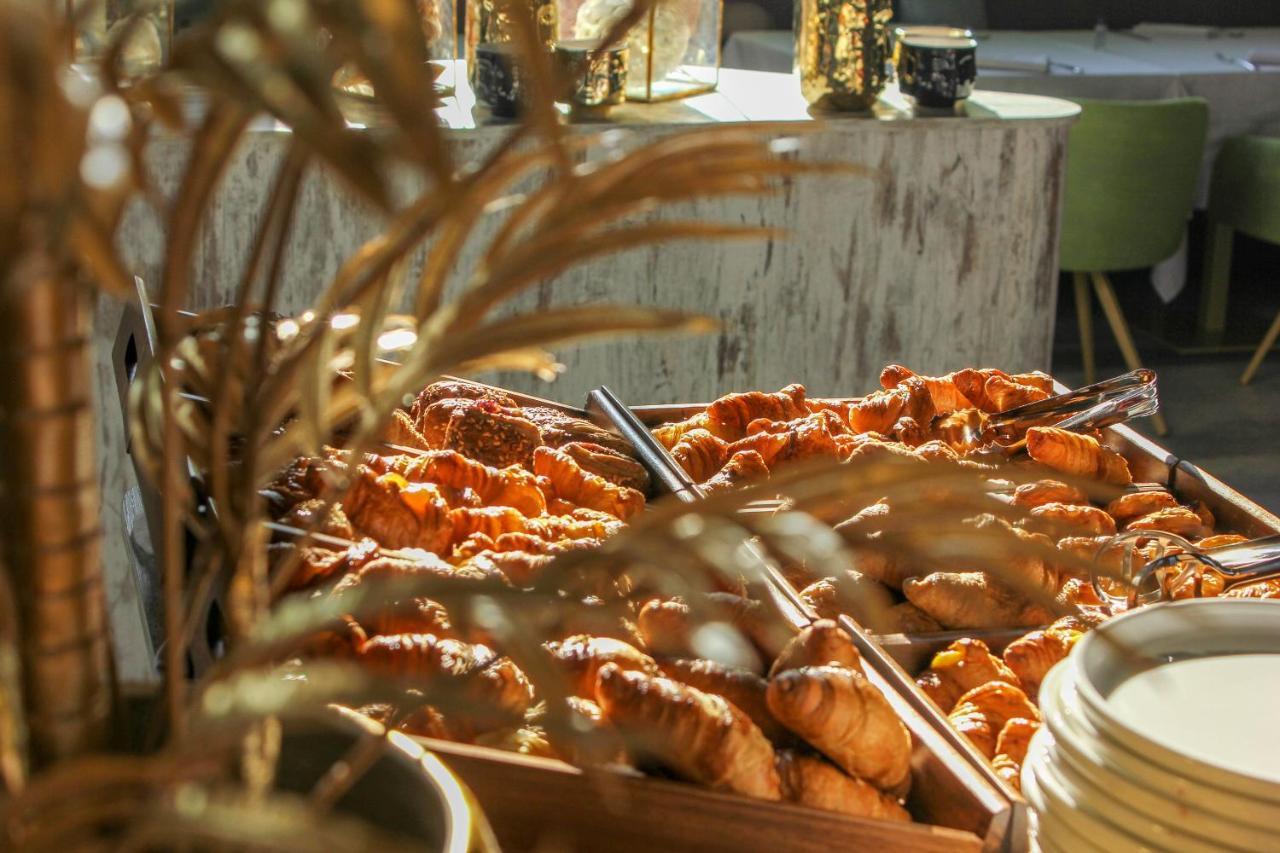 J44 Lifestyle Hotel 리도 디 예솔로 외부 사진 Croissants at a buffet