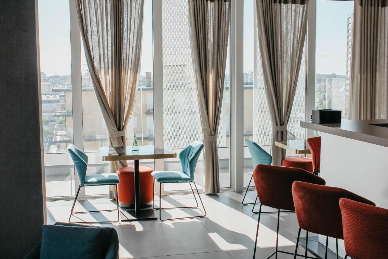 J44 Lifestyle Hotel 리도 디 예솔로 외부 사진 The Sky Bar
