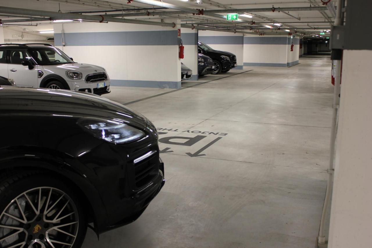 J44 Lifestyle Hotel 리도 디 예솔로 외부 사진 The car park at the new terminal