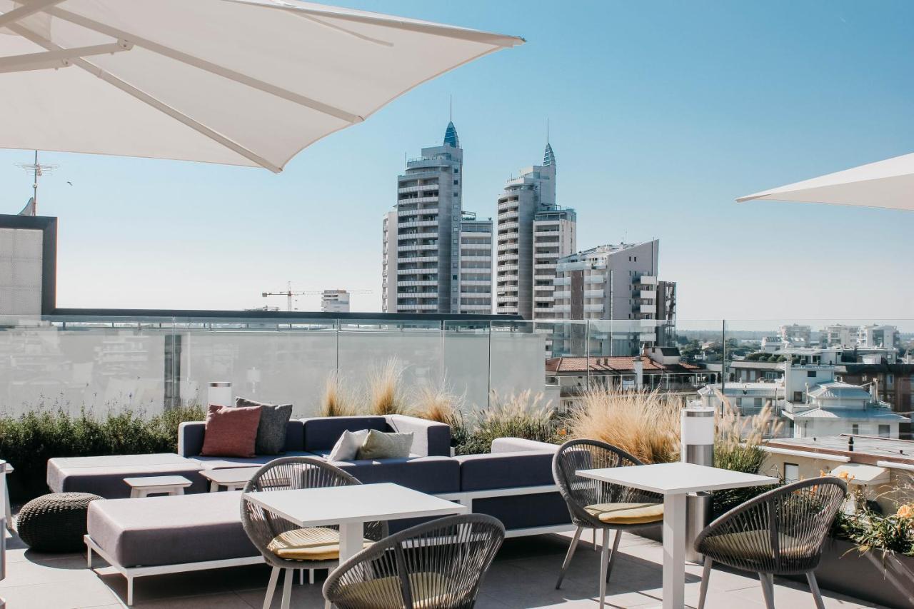 J44 Lifestyle Hotel 리도 디 예솔로 외부 사진 The rooftop lounge at the Hotel
