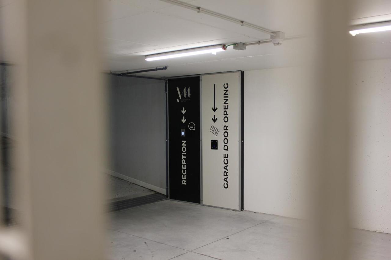 J44 Lifestyle Hotel 리도 디 예솔로 외부 사진 Automatic door
