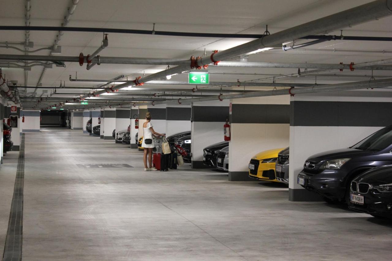 J44 Lifestyle Hotel 리도 디 예솔로 외부 사진 The underground car park