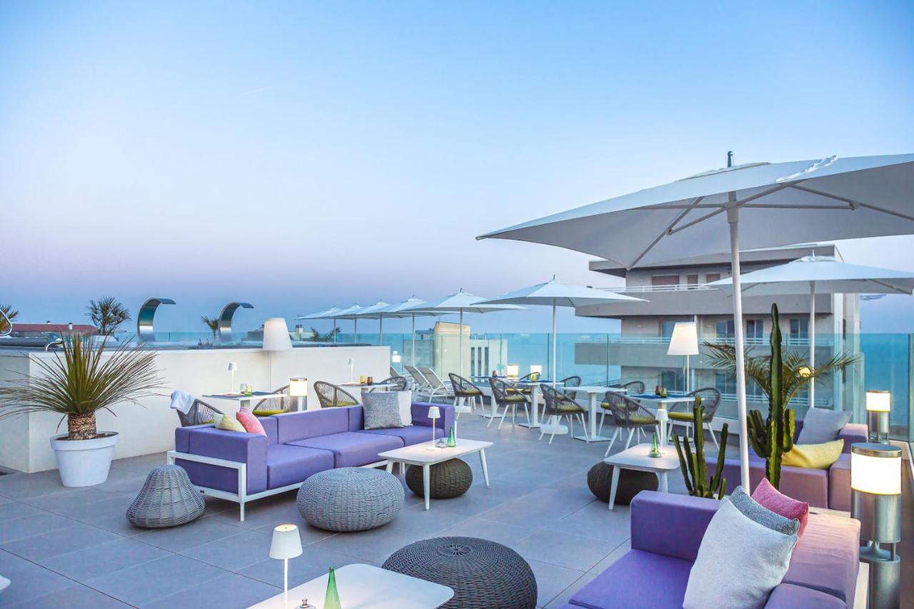 J44 Lifestyle Hotel 리도 디 예솔로 외부 사진 The rooftop bar at the hotel