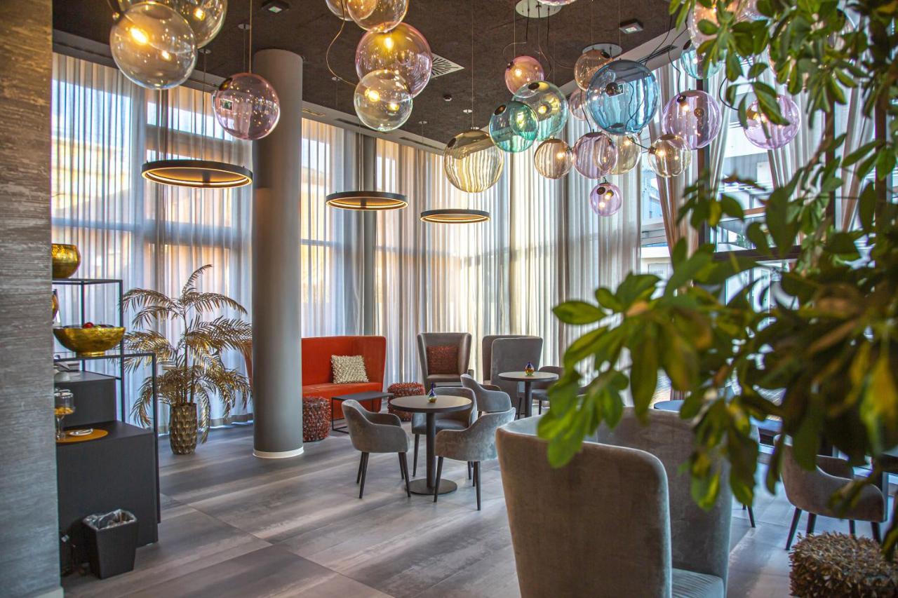 J44 Lifestyle Hotel 리도 디 예솔로 외부 사진 The lounge at the airport