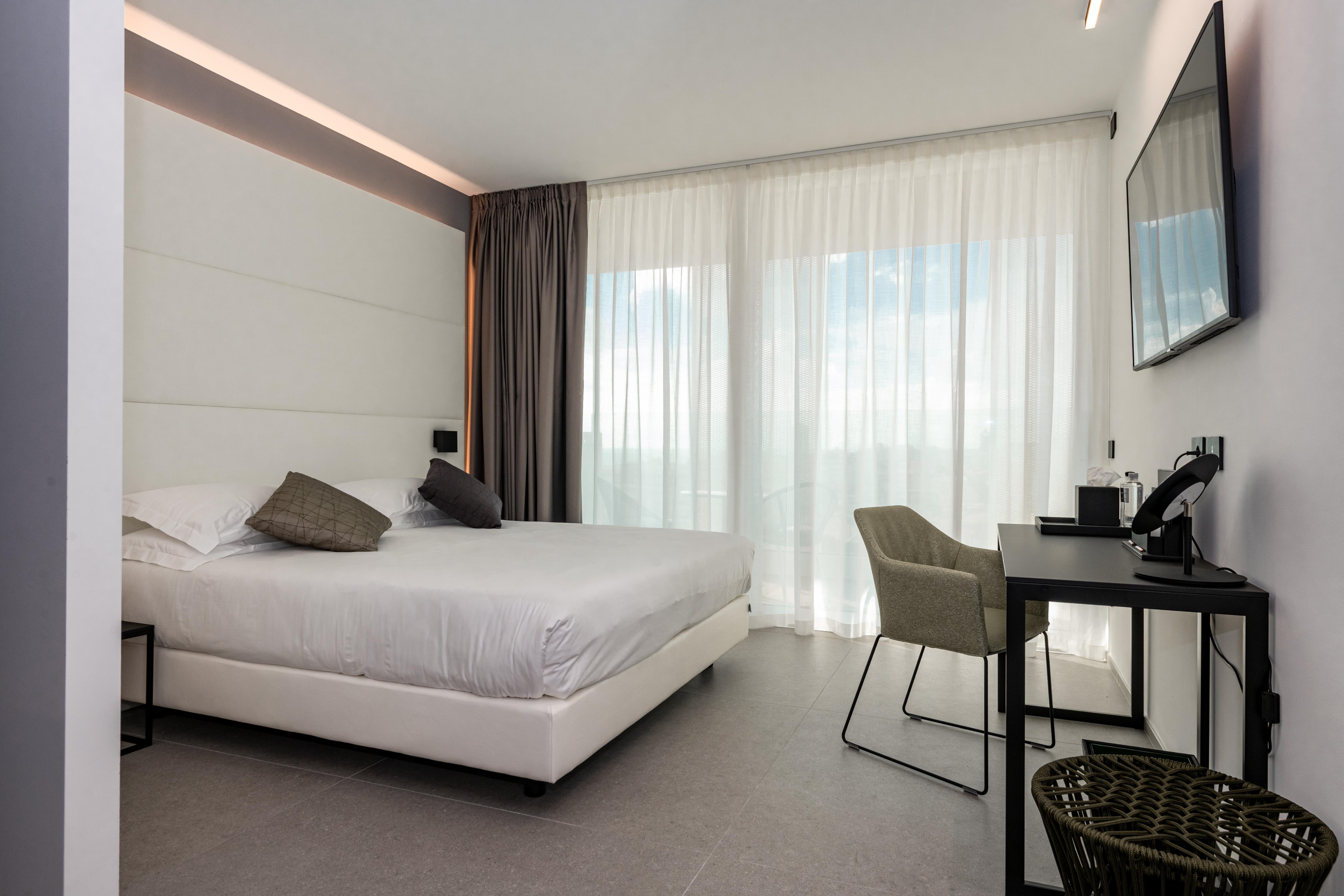 J44 Lifestyle Hotel 리도 디 예솔로 외부 사진 A room at the hotel