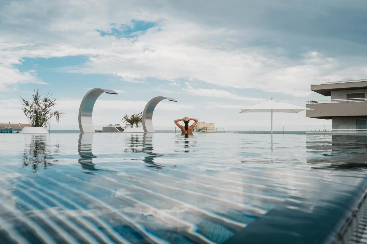 J44 Lifestyle Hotel 리도 디 예솔로 외부 사진 Infinity pool at the hotel