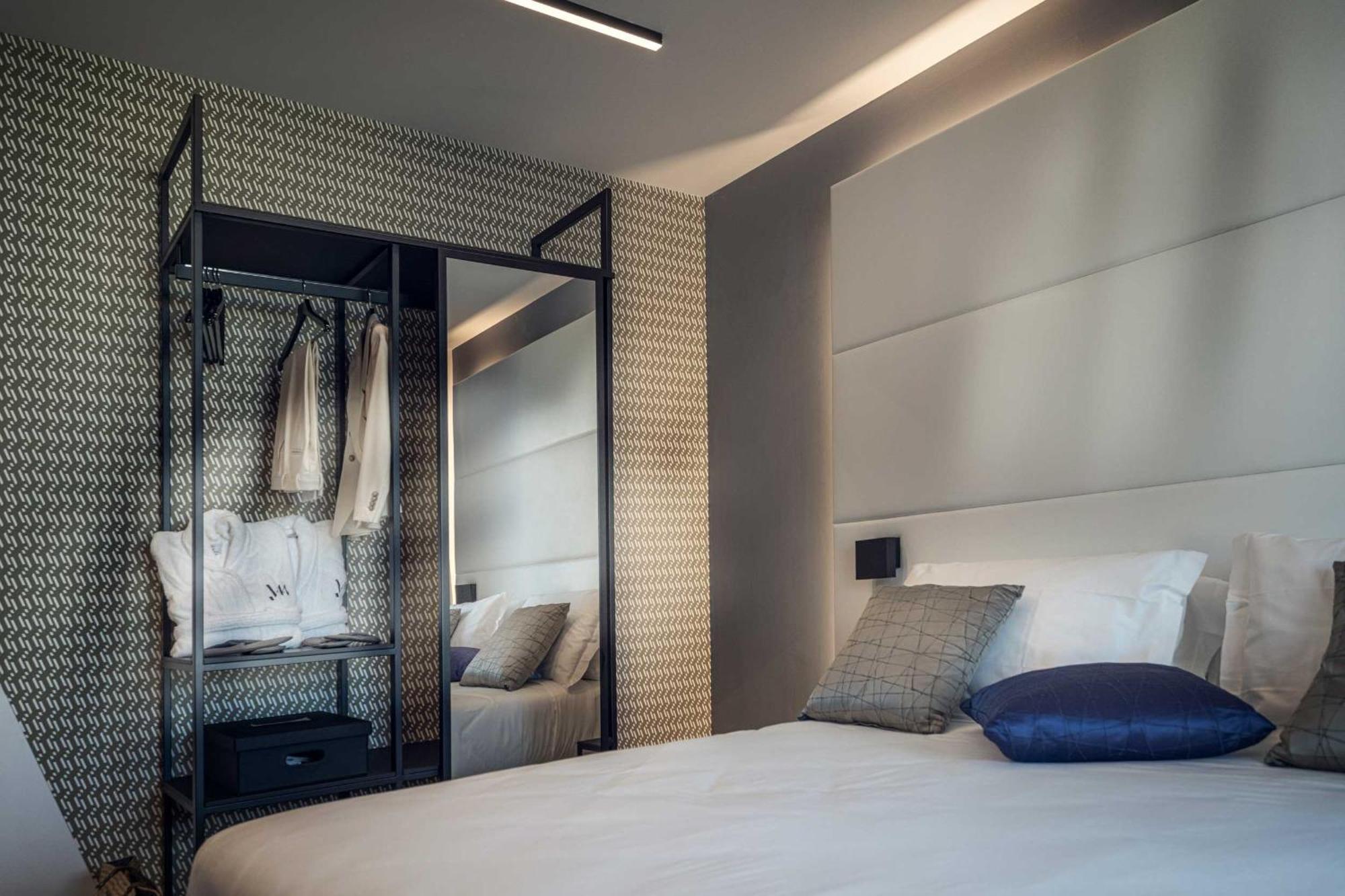 J44 Lifestyle Hotel 리도 디 예솔로 외부 사진 A room at the hotel