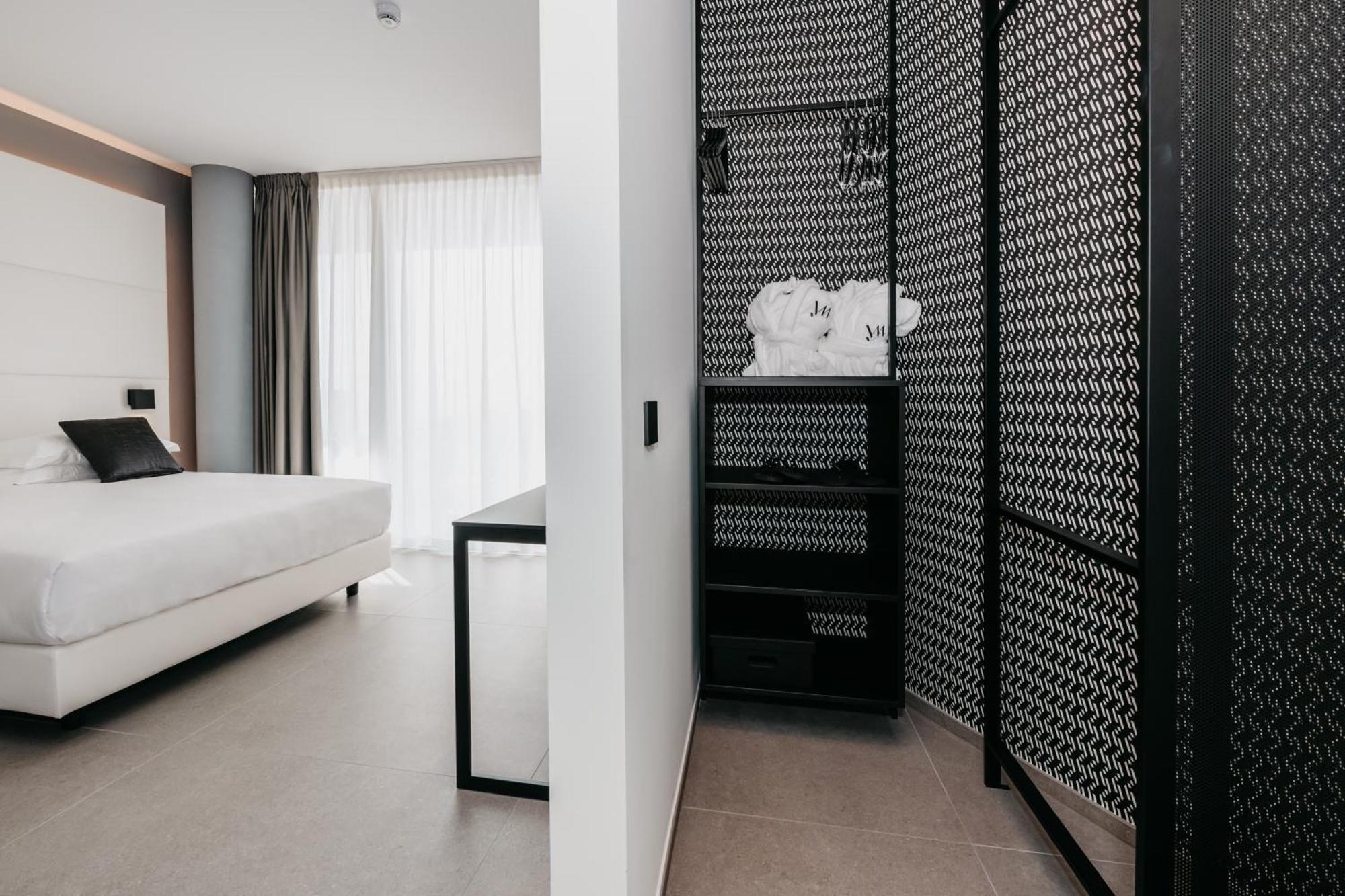 J44 Lifestyle Hotel 리도 디 예솔로 외부 사진 A room at the hotel