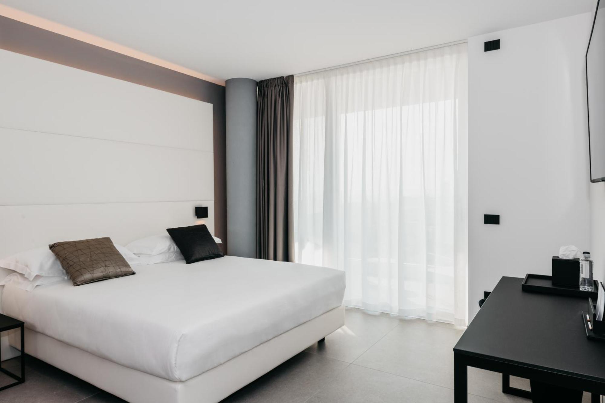 J44 Lifestyle Hotel 리도 디 예솔로 외부 사진