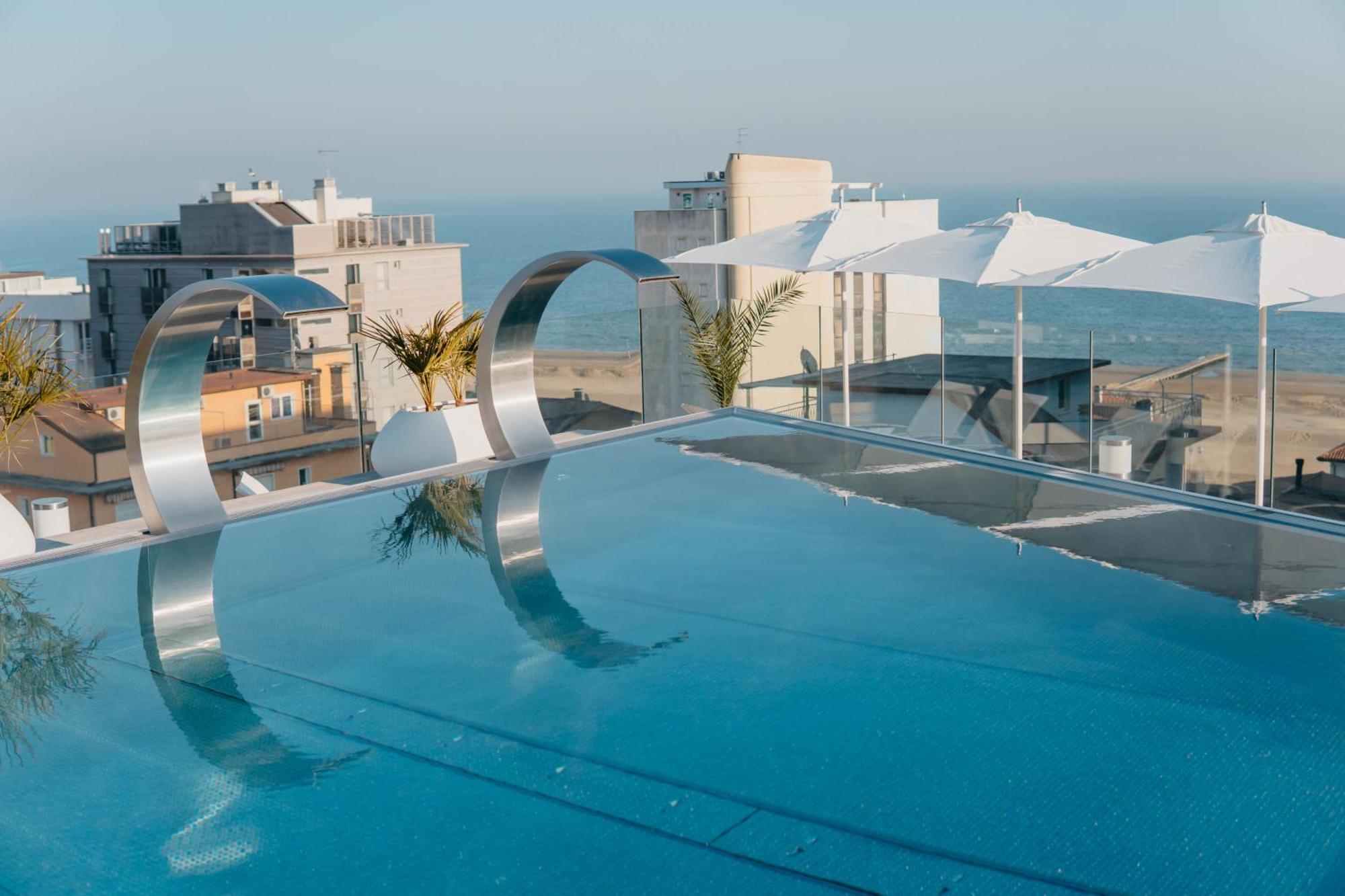 J44 Lifestyle Hotel 리도 디 예솔로 외부 사진 The rooftop pool at the hotel