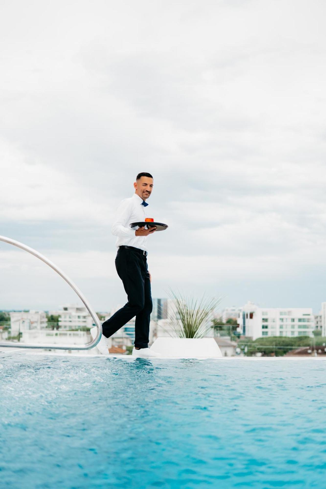 J44 Lifestyle Hotel 리도 디 예솔로 외부 사진 A waiter balancing on a tightrope
