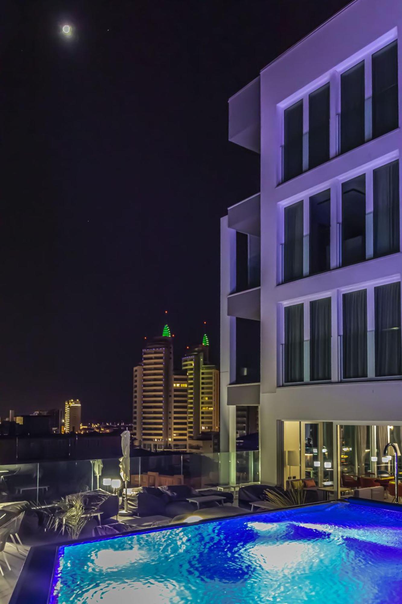 J44 Lifestyle Hotel 리도 디 예솔로 외부 사진 The hotel at night