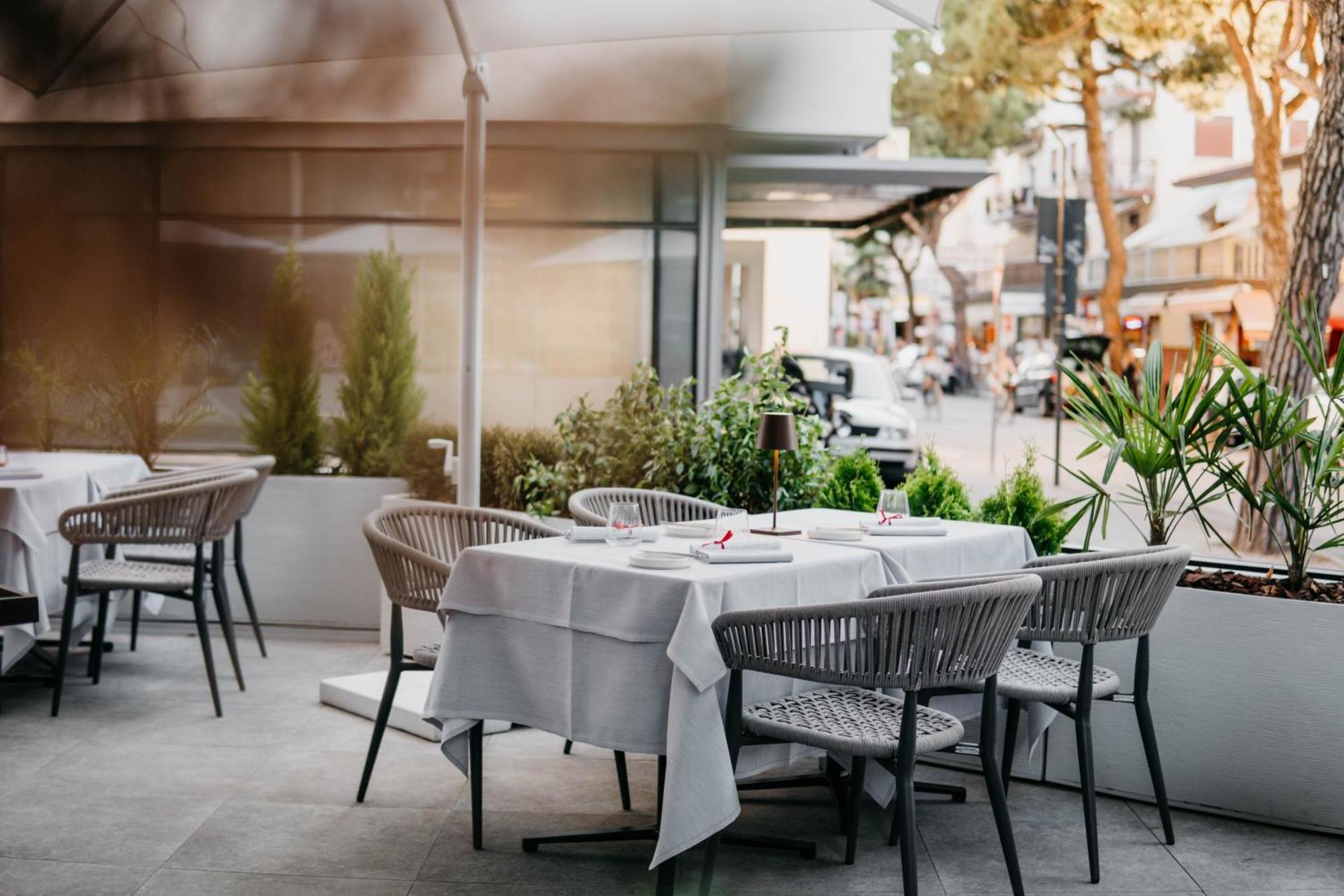 J44 Lifestyle Hotel 리도 디 예솔로 외부 사진 Restaurant