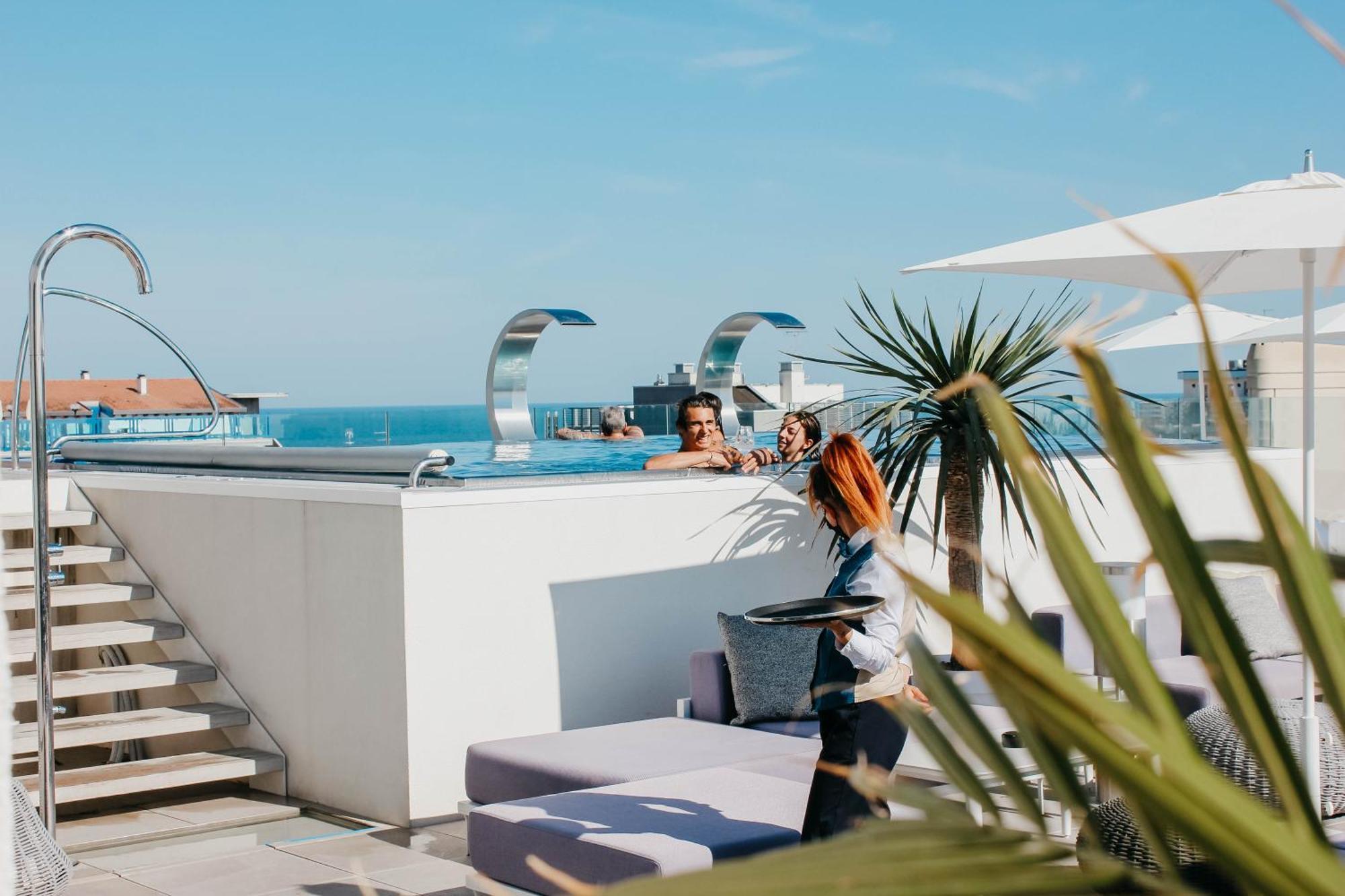 J44 Lifestyle Hotel 리도 디 예솔로 외부 사진 Rooftop pool at the Hotel