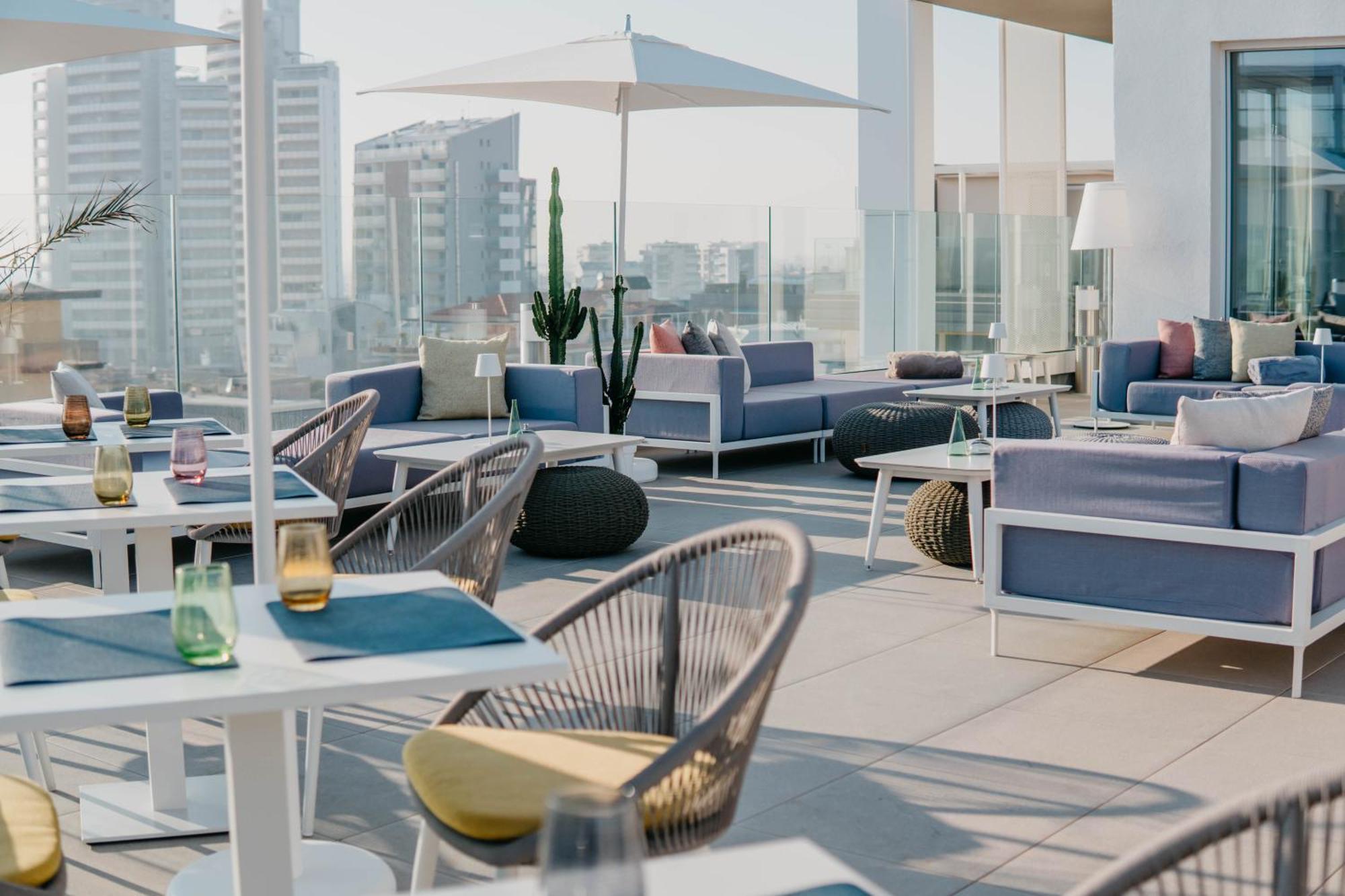 J44 Lifestyle Hotel 리도 디 예솔로 외부 사진 Skyline