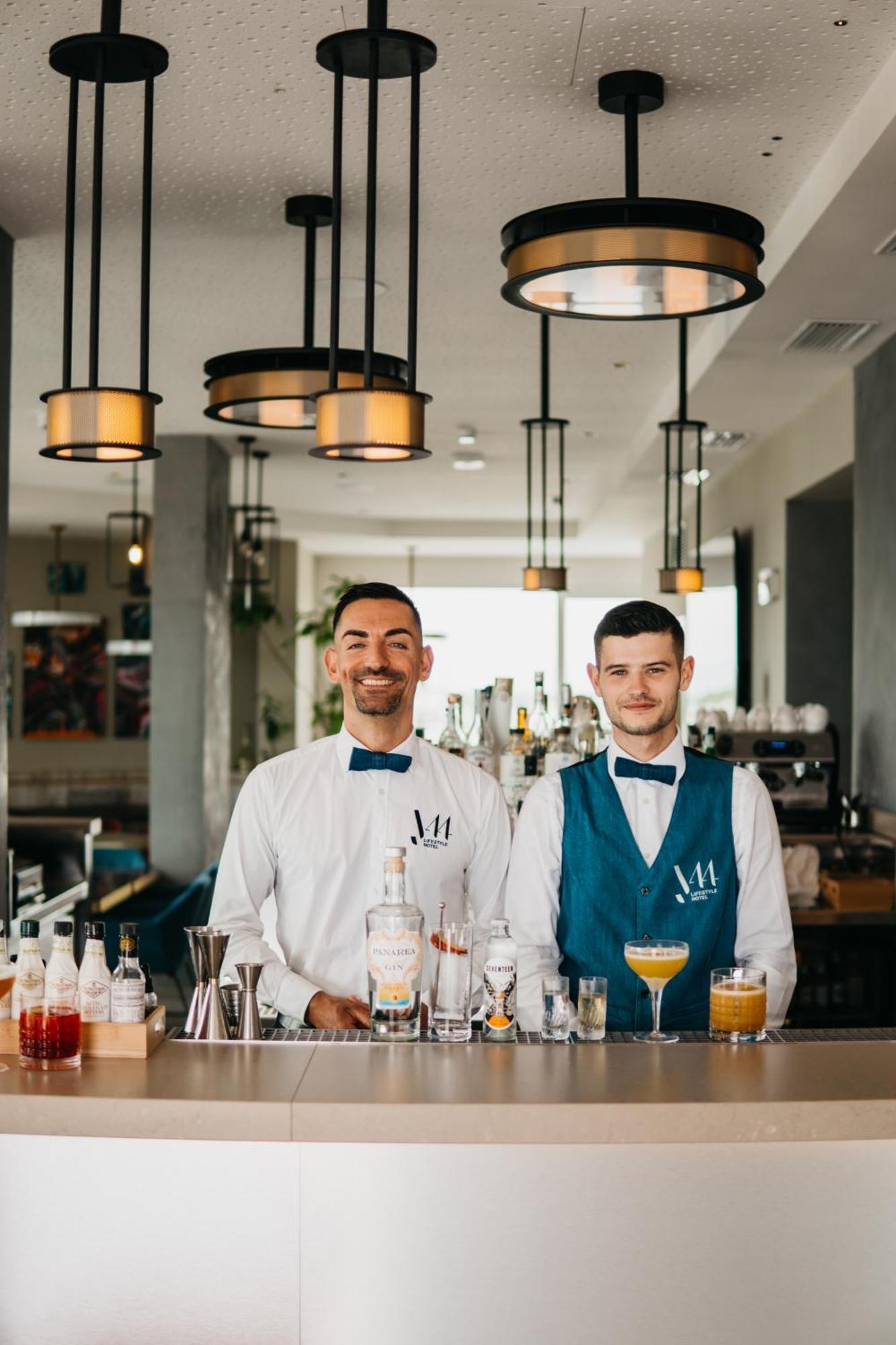 J44 Lifestyle Hotel 리도 디 예솔로 외부 사진 The bar at the MÖVENPICK Hotel in Belgrade