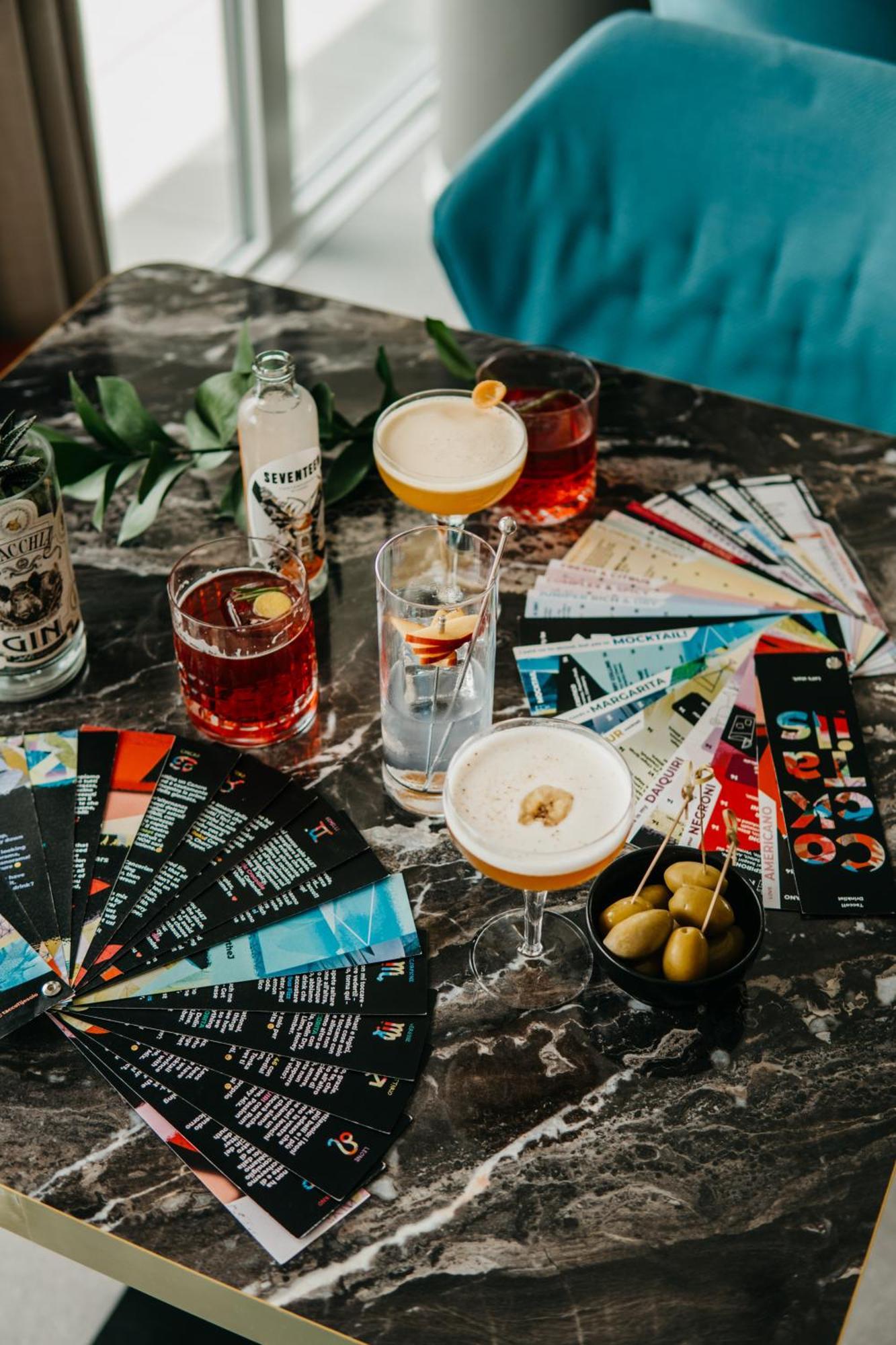 J44 Lifestyle Hotel 리도 디 예솔로 외부 사진 Cocktails at the bar